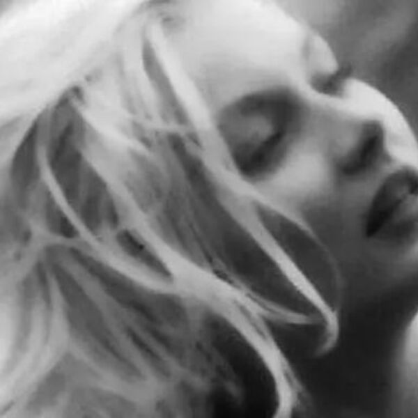 SLAVNU GLUMICU MUŽ ZATEKAO GOLU U KREVETU SA KOLEGINICOM: Posle toga je krenula da se bavi NAJSTARIJIM ZANATOM