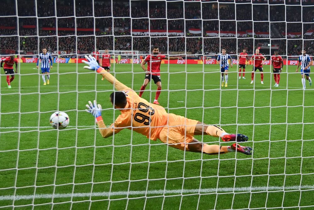 Trenutak kada je Diogo Kosta odbranio penal Keremu Demirbaju