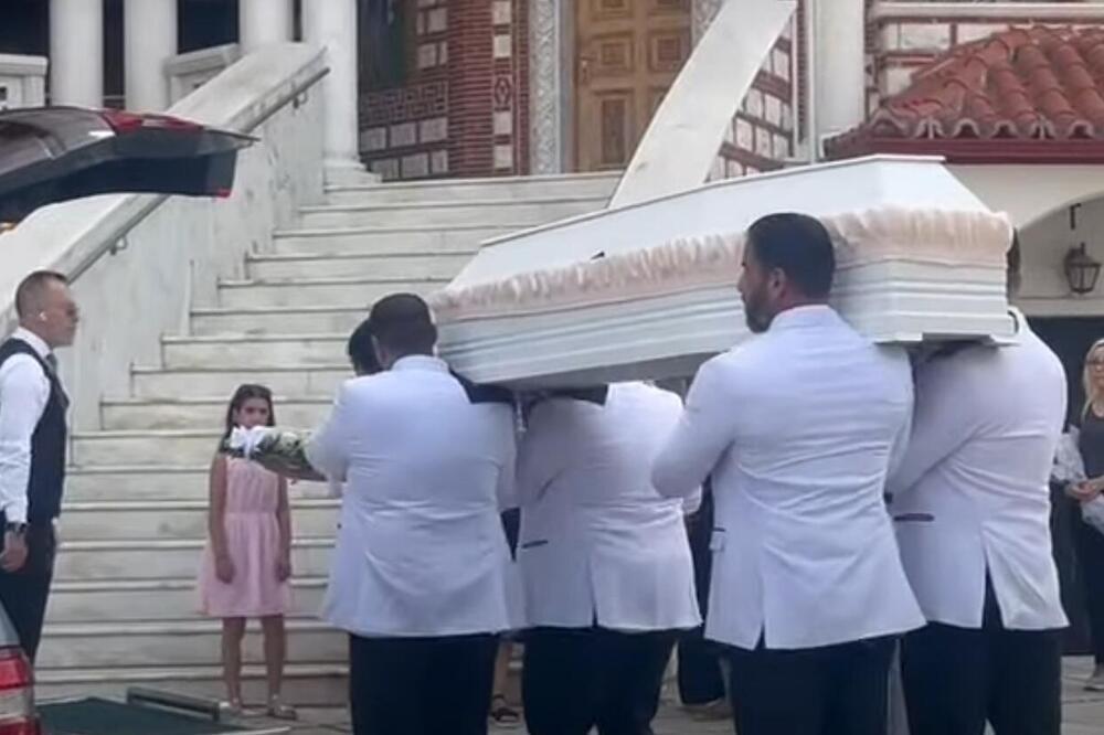 Sahranjena Dorotea (13) koju je udario grom na plaži u Grčkoj: Roditelji neutešni, reči oca razaraju dušu (VIDEO)