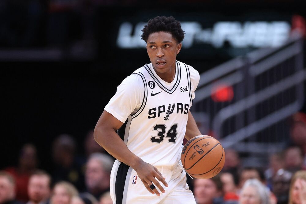 Stenli Džonson dok je nosio dres San Antonio Sparsa