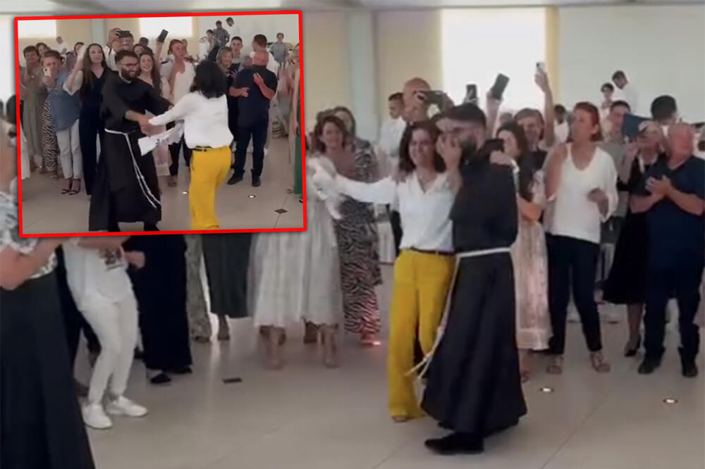 Mostarski sveštenik oduševio goste na rukopoloženju: Fra Željko čuo poznati hit pa zaigrao sa majkom (VIDEO)