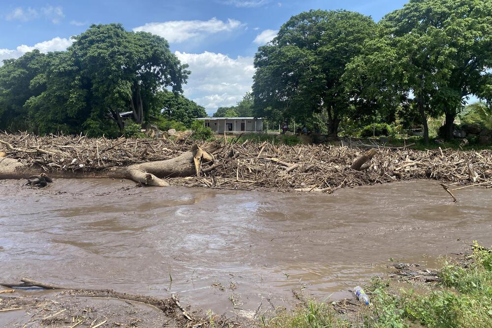 VIŠE OD 80.000 STANOVNIKA OSTALO BEZ STRUJE: Uragan nastavlja da pustoši sve pred sobom, nakon Kariba stigao ovde!