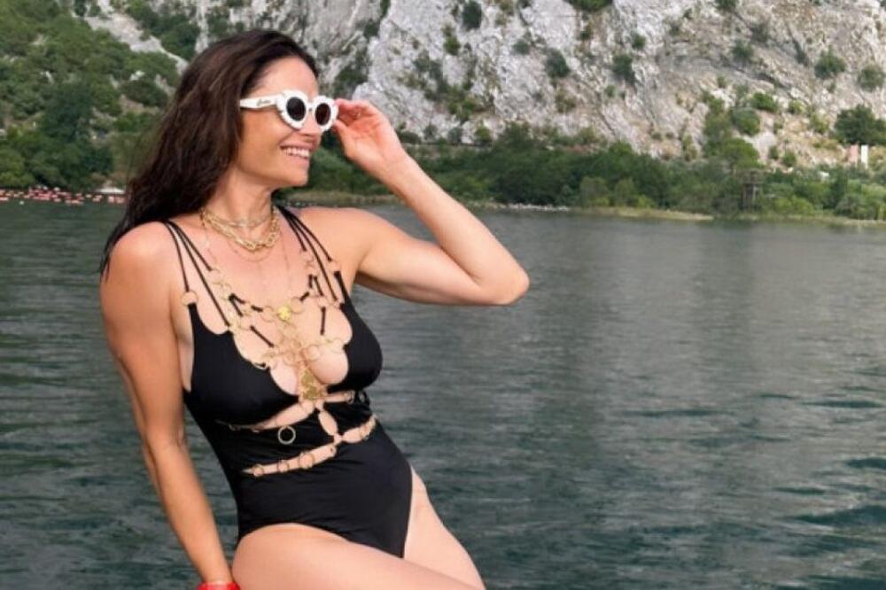 Dekolte Marije Karan (42) je sve što želite danas da vidite: Bujne grudi ne daju mira, a nešto se i nazire...