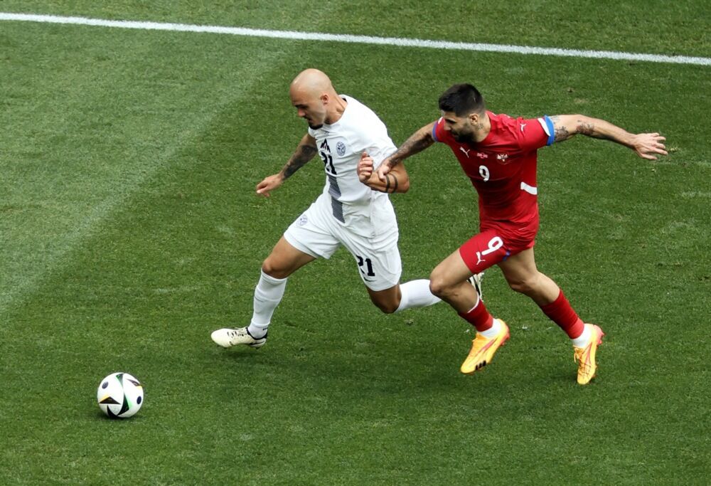 Vanja Drkušić (levo) u duelu sa Alekandrom Mitrovićem na utakmici Slovenije i Srbije