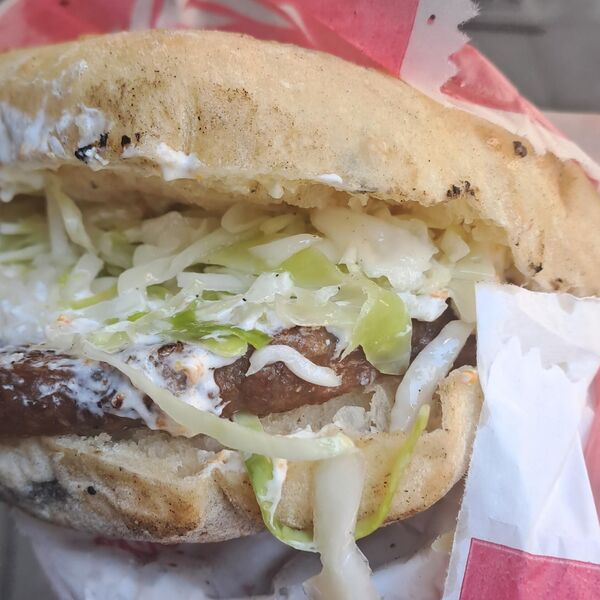 Zbog ćevabdžinice u Sarajevu ceo Balkan na nogama: Napravili Dubai pljeskavicu, ljudi povileneli zbog sastojaka!