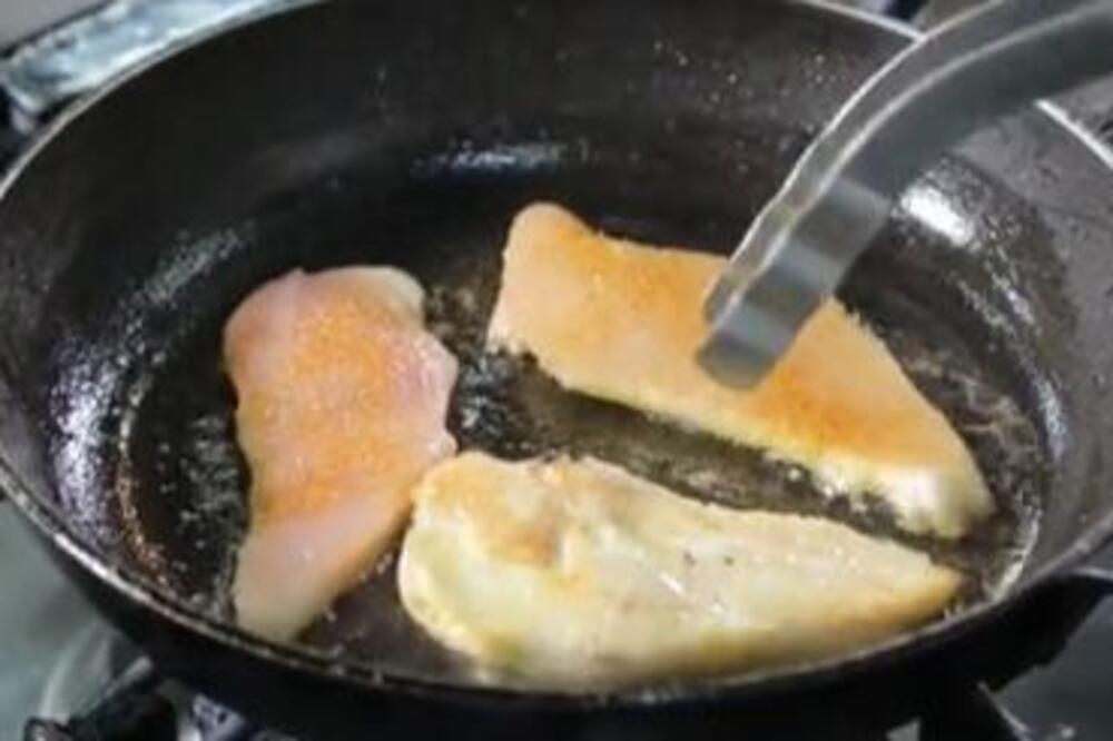 Kuvarica pokazala kako da belo meso bude sočno posle prženja: Premaže ga sa samo 1 sastojkom - caka profesionalaca