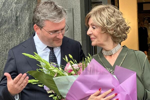 DOČEKAO JE MINISTAR KULTURE: Lepa Lukić dobila zlatnu medalju, evo o čemu je reč