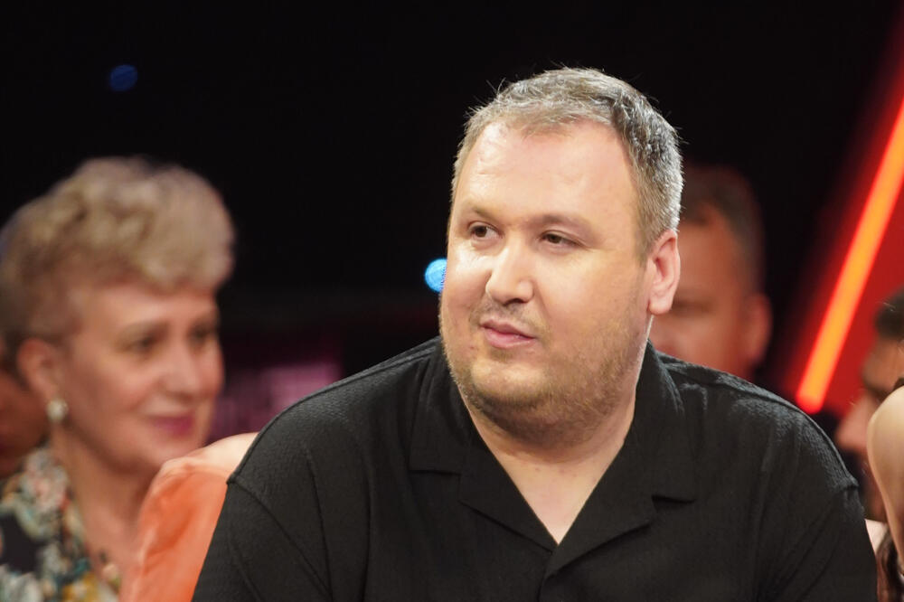 Obelodanjeno sve o gej aferi poznatog pevača! Viđaju se po hotelima, zaposleni mu prete snimcima, a tek ovo