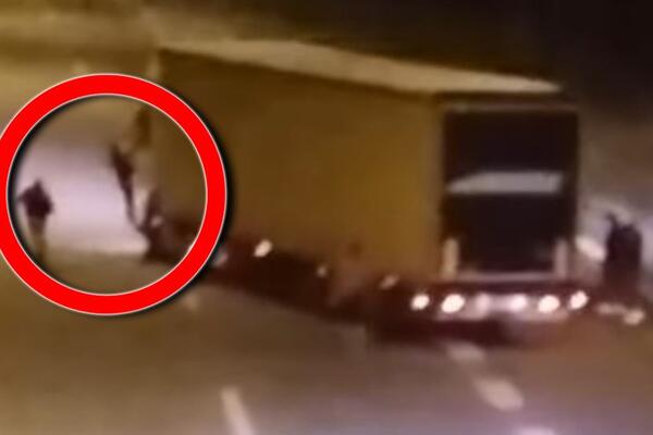 JEDAN NASKAČE NA KABINU, VOZAČ ŠLEPERA DODAJE GAS... Drama na putu kod Novog Sada, gledajte samo ovo ludilo! VIDEO