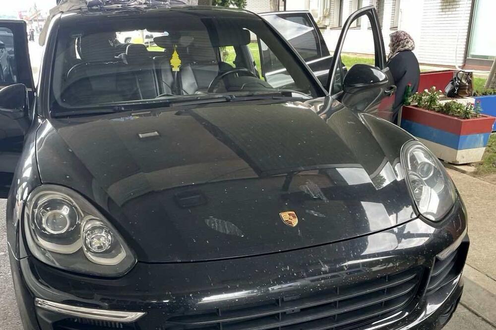 SRPSKI CARINICI SE FRAPIRALI KADA SU VIDELI ŠTA ŽENA DRŽI U BRUSHALTERU: Momentalno su se bacili u akciju (FOTO)