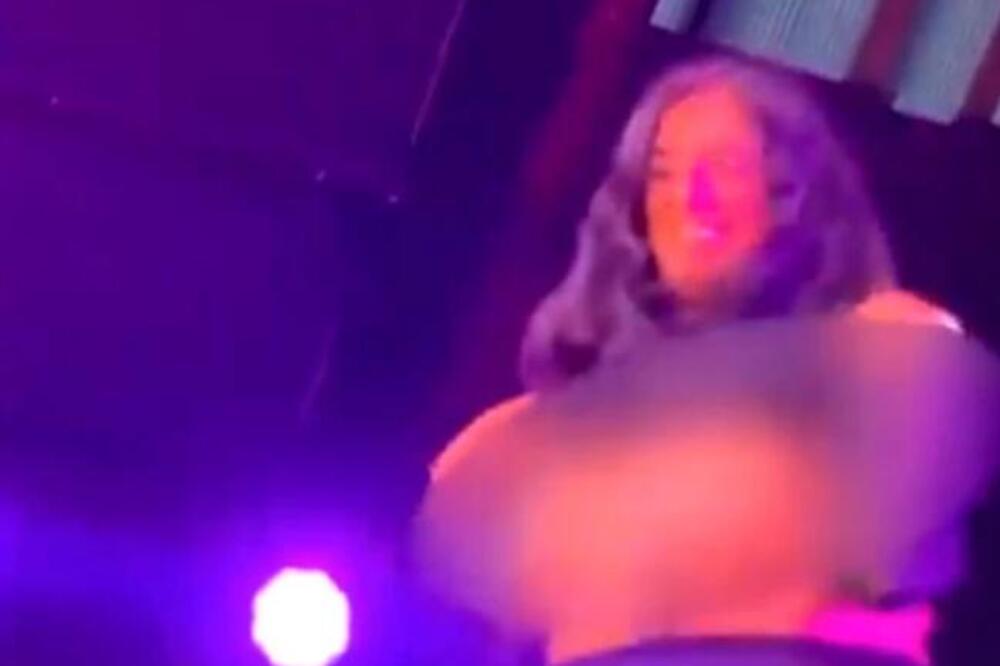 MINISTARKA PODIGLA MAJICU, PA PONOSNO POKAZALA GOLE GRUDI: Primila nagradu, pa šokirala sve! (VIDEO)