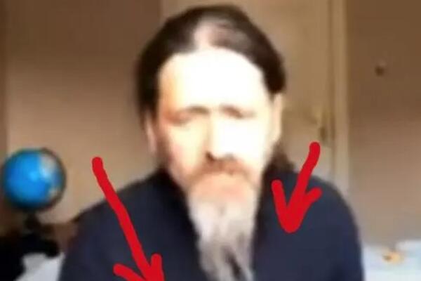 Čuveni političar stao pred kamere i odmah nastao muk: Svi su gledali u samo jednu tačku dole (VIDEO NIJE ZA MLADE)