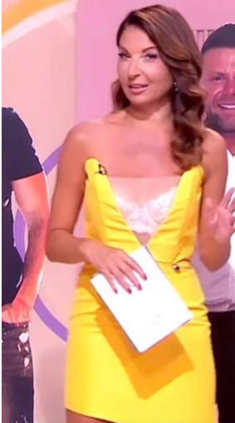 Sanja se odlučila za mini žutu haljinu koja je imala ogroman prorez između grudi, pa je njen brushalter ceo od čipke bio u prvom planu