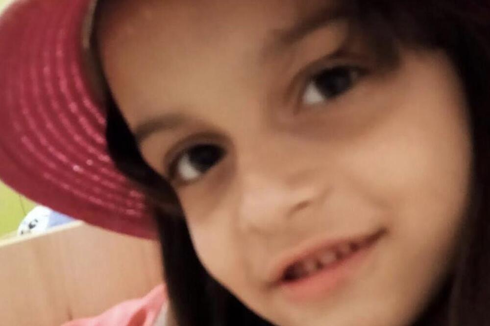 MALA NIKOLINA IMA PROBLEM SA OČIMA I HITNO JOJ TREBA NAŠA POMOĆ: O njoj brine samo baka, a lečenje je skupo (FOTO)