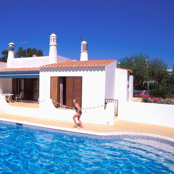 Kopao po dvorištu da napravi bazen, pa naleteo na kesu pod zemljom! Kad je otvorio ostao u šoku, u njoj su bile...