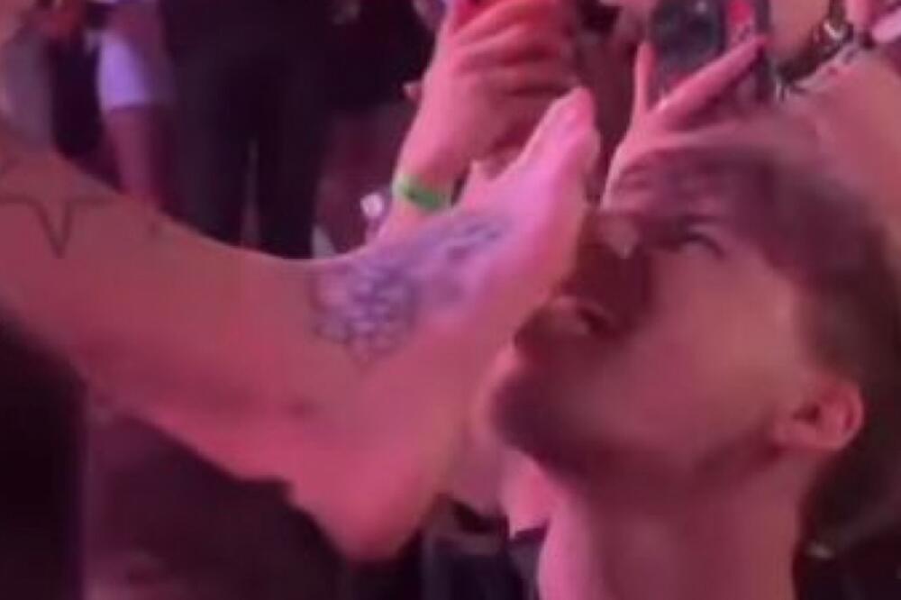 ŠTA SE DEŠAVA SA DANAŠONJOM DECOM? Dečko Desingerici lizao stopalo tokom nastupa: Skinuo patiku i čarapu pa...