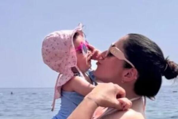 NADICA ADEMOV BLISTA U DRUGOM STANJU: Pevačica se skinula u bikini, pa pokazala trudnički stomak, predivno