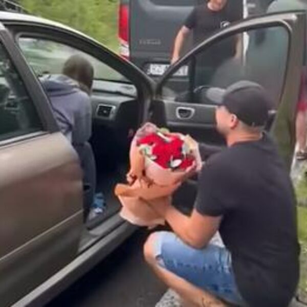 OVO JE NAJGORA PROSIDBA KOJU STE IKADA VIDELI: Devojka jecala u suzama, nije mogla da dođe sebi od straha