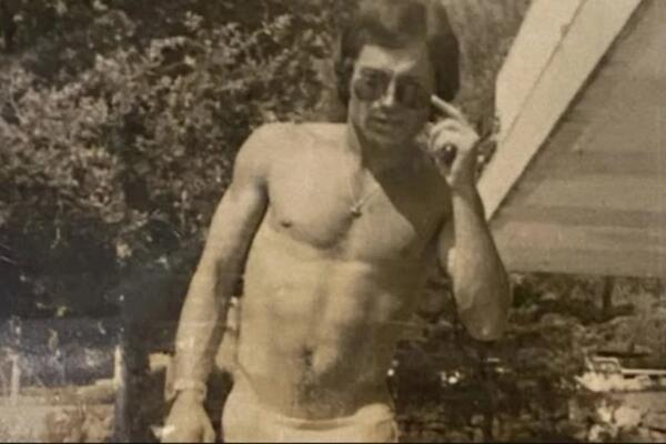 DA LI ZNATE KO JE ČOVEK SA FOTOGRAFIJE? Harao je Jugoslavijom, a publika ga i sada obožava, danas je drugi čovek