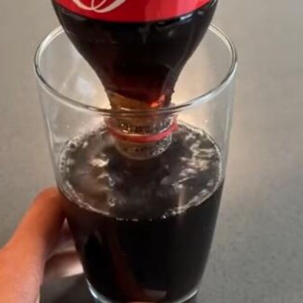 INTERNET JE POLUDEO ZA OVIM TRIKOM, OD SADA ĆETE SAMO OVAKO SIPATI SOK: Evo kako da vam se ne stvaraju mehurići