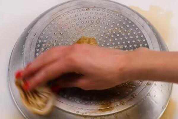 Magičan prašak za tiganj rešiće svu prljavštinu u roku od odmah: Evo koji sastojci vam trebaju