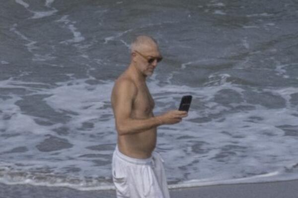 NAŠAO 30 GODINA MLAĐU DEVOJKU DA MU MRSI SEDE: Stariji dasa se razgolitio pored prsate crnke, svi mu ljudi zavide