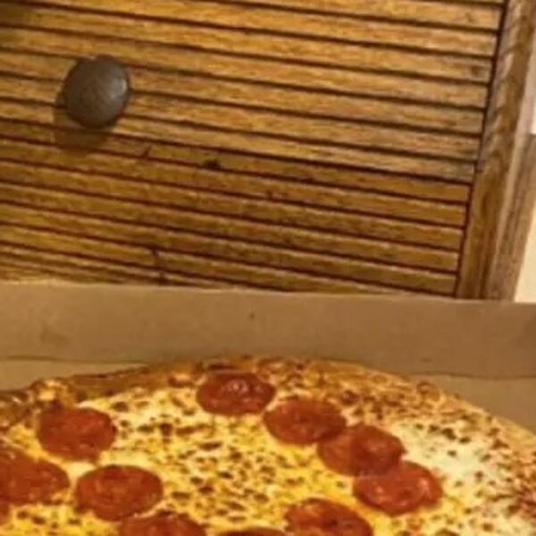 NARUČILI SU PICU, A KADA SU OTVORILI KUTIJU SABLASNULI SE: Pogledajte sliku i biće vam jasno zašto (FOTO)