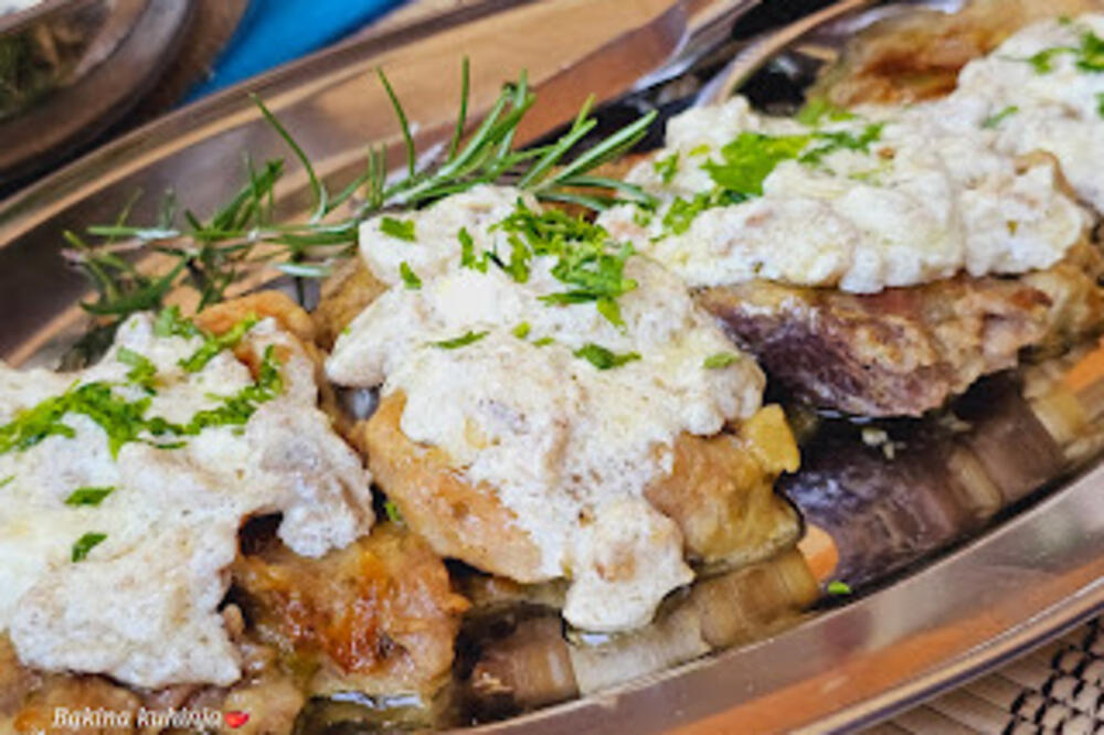 Od ovih lovačkih šnicli vam pena ide na usta: Delikates koji se veoma lako sprema, malo senfa, a i ovog začina!