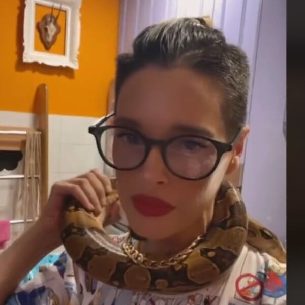 CRNOGORKA STAVILA ZMIJURINU OKO VRATA: Kada budete videli kolika je, neće vam biti dobro! (VIDEO)