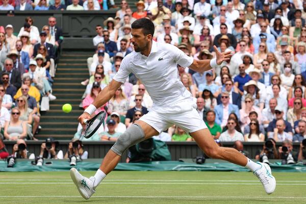 Omiljeni srpski par na Vimbldonu: Miljenik Delija sa prelepom suprugom uživo gleda Đokovića