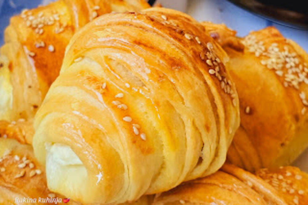 Kiflice će biti sveže čak 5 dana: Evo šta treba da dodate da ostanu mekane poput pamuka