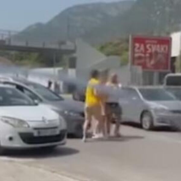 "NEMOJTE MI GOSPOĐU": Jeziva makljaža nasred puta u Crnoj Gori, sevale pesnice, udarci pljuštali kao kiša (VIDEO)