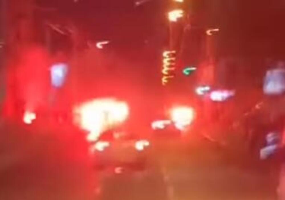 VELIKA TUČA DELIJA I GROBARA: Usred centra Beograda sevale baklje i pesnice (Video)