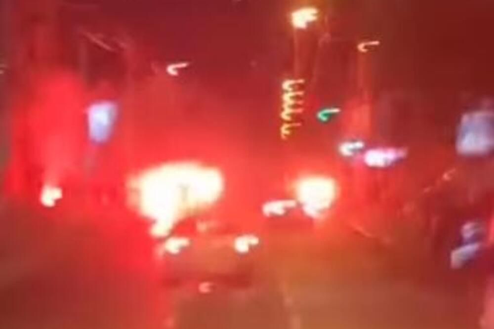 VELIKA TUČA DELIJA I GROBARA: Usred centra Beograda sevale baklje i pesnice (Video)