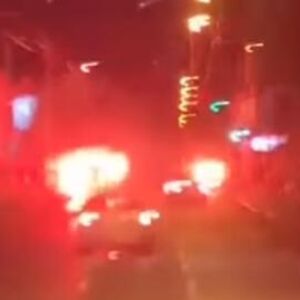 VELIKA TUČA DELIJA I GROBARA: Usred centra Beograda sevale baklje i pesnice (Video)
