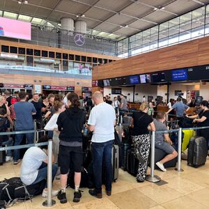 TOTALNI KOLAPS NA AERODROMIMA, VIŠE OD 4.200 LETOVA KASNI, PREKO 500 OTKAZANO: Šta stoji iza toga?