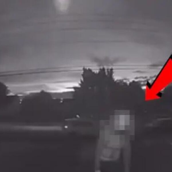 Jezivi klovan stao im je ispred ulaznih vrata, a onda...Kamera je sve snimila, video nije za maloletne osobe