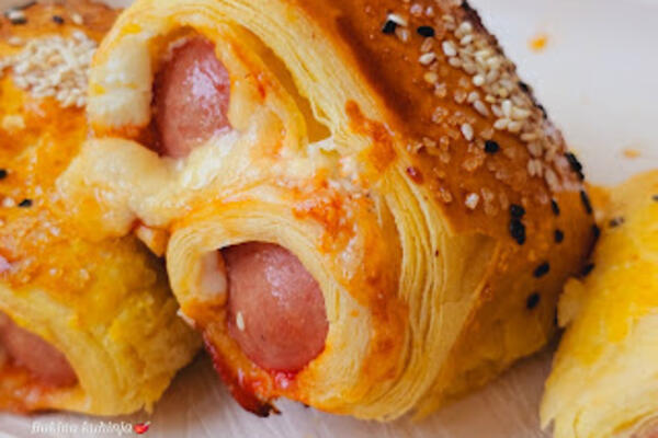 PRAVI DOMAĆINSKI DORUČAK KOJI MALIŠANI OBOŽAVAJU: Lisnate rolnice sa viršlama, tope se u ustima