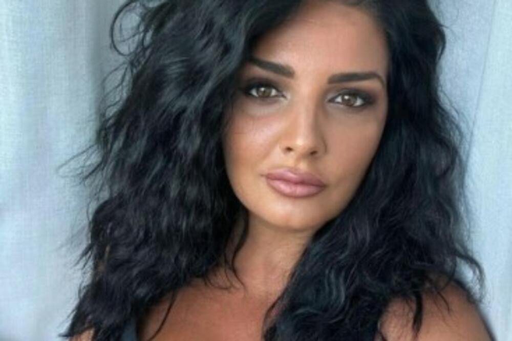 Državna sekretarka se ne stidi velikih grudi! Uperila kameru u njih, pa snimila i ovo u ruci