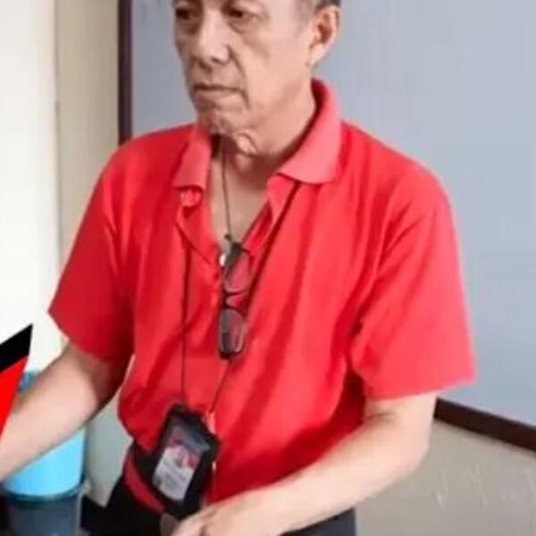 Đaci su kupili poklon nastavniku: Kad ga je otvorio, samo se uhvatio za glavu i počeo da plače