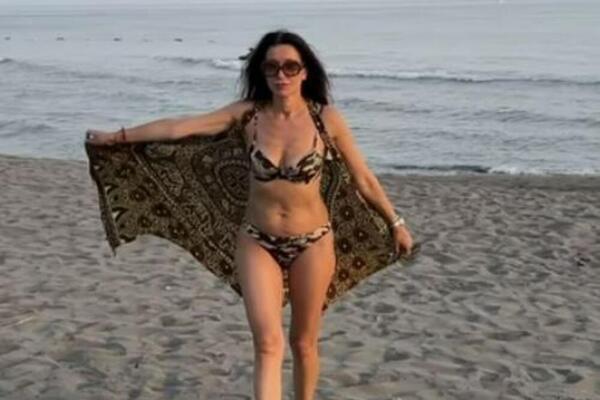 SKINULA SE SRPSKA VODITELJKA (56) U sićušnom roze bikinuju pokazala neverovatne atribute: Podigla je VELIKU BURU!