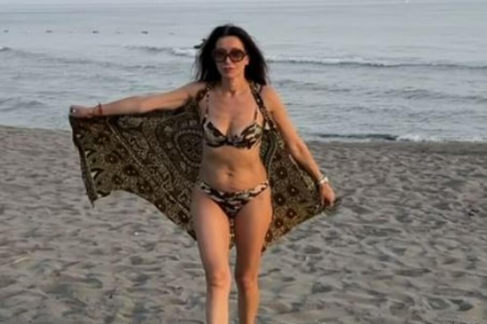 SKINULA SE SRPSKA VODITELJKA (56) U sićušnom roze bikinuju pokazala neverovatne atribute: Podigla je VELIKU BURU!