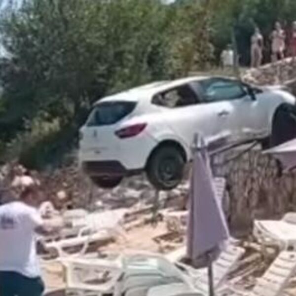 "Sunčaš se na plaži, auto ti preleti preko glave u more": Zaboravio da povuče ručnu, pukom srećom izbegao tragediju