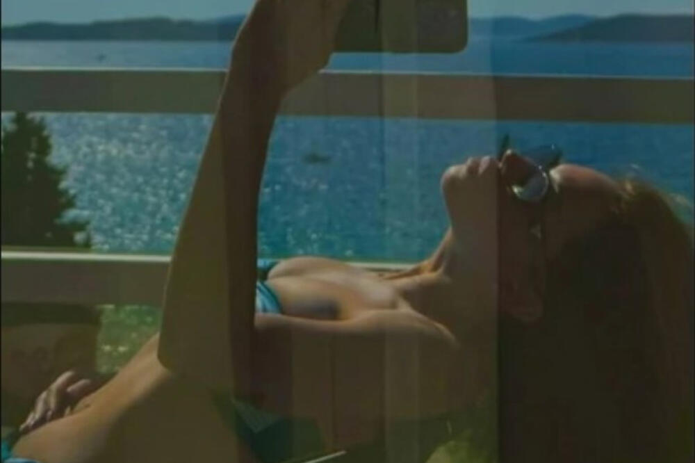 Vrelo izdanje pevačice diže pritisak muškom rodu: Ovakva se ne viđa svaki dan, oduševila fotkom bez šminke