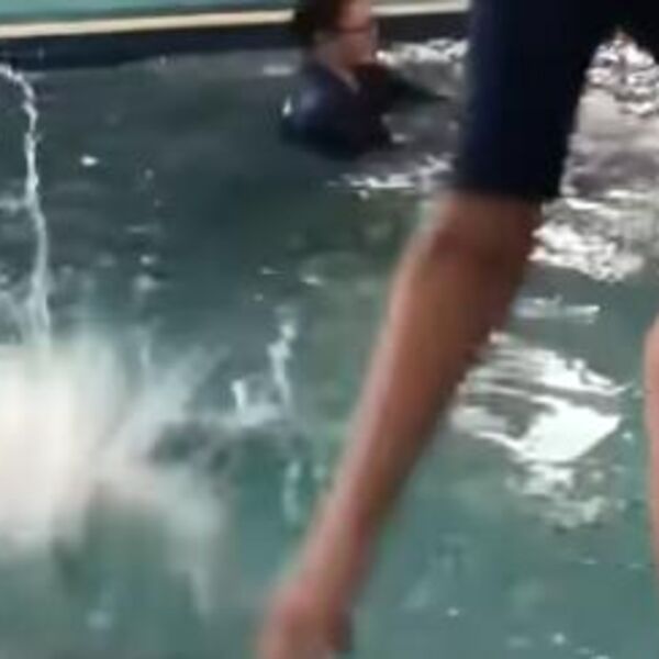 BACILA BEBU U BAZEN I OSTAVILA JE DA ISPLIVA SAMA: Instuktorka plivanja na meti roditelja, šta vi mislite o ovome?