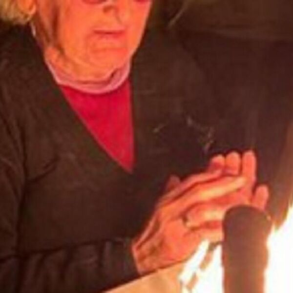 BAKA SLAVILA 95 ROĐENDAN, PA POKUŠALA DA ODUVA SVEĆICE: Torta je počela da gori - dok jedni plaču, drugi se smeju