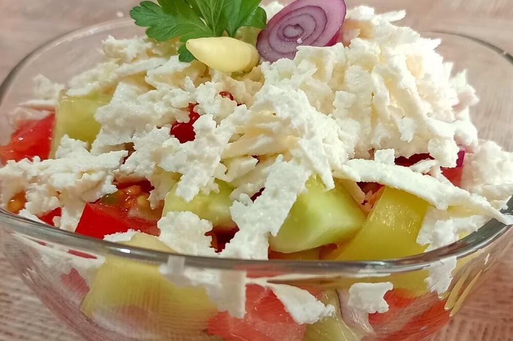 Da li znate kako se zaista pravi šopska salata? Jednu stvar obožavamo da radimo pogrešno