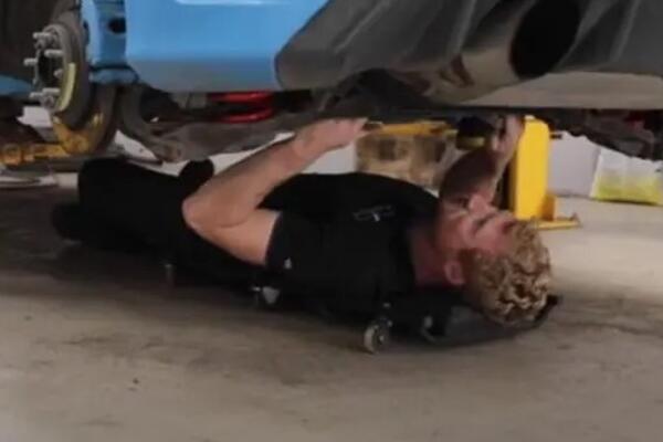 Ljudi se krste kad ga vide, on je preslikani princ Hari: Pogledajte kako izgleda ovaj automehaničar (VIDEO)