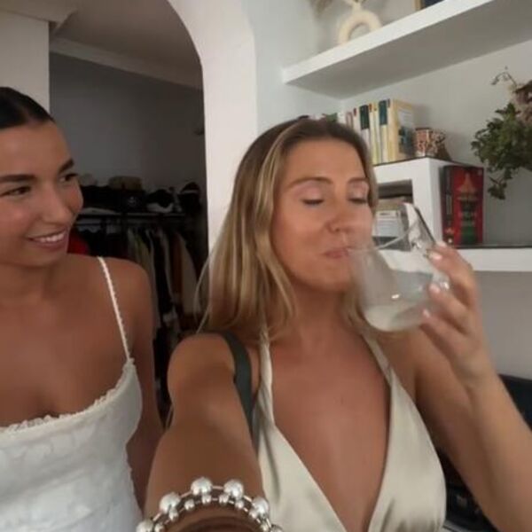 Čekala da joj se drugarica porodi, pa da proba ovu bizarnu stvar: Ljudi zgroženo gledaju kako se oblizuje dok...