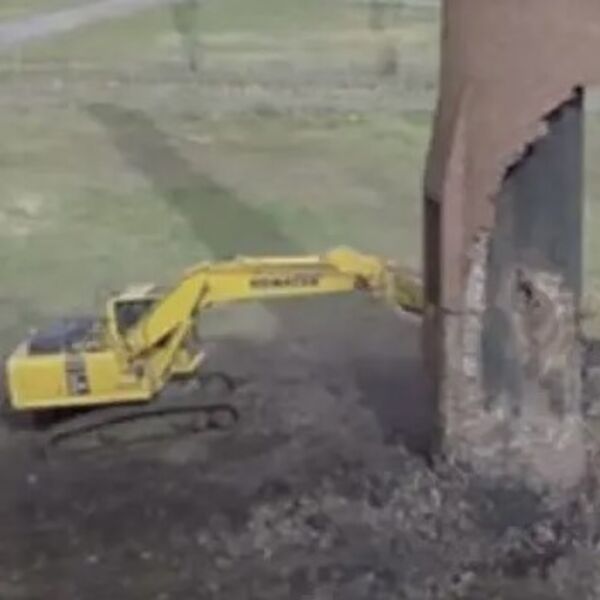 Rušio je dimnjak, a onda umalo da pogine: Kamera sve zabeležila, sekunda ga delila od smrti (VIDEO)